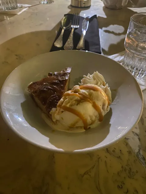 Charleston's Charming Elegance 🌿✨