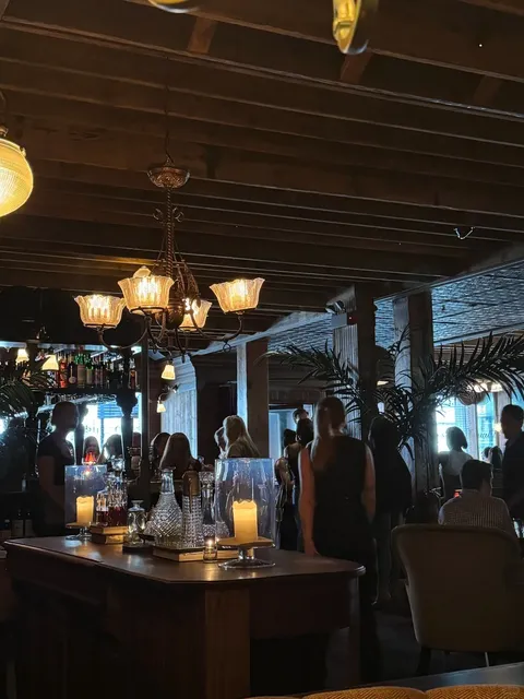 Chicago Gilt Bar – Super Photogenic! 📸✨