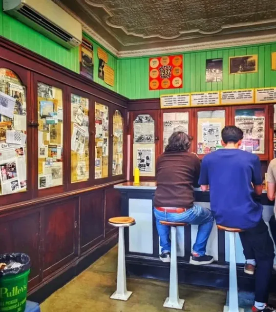 🍽️ Montreal's 5 Historic Restaurants You MUST Visit!