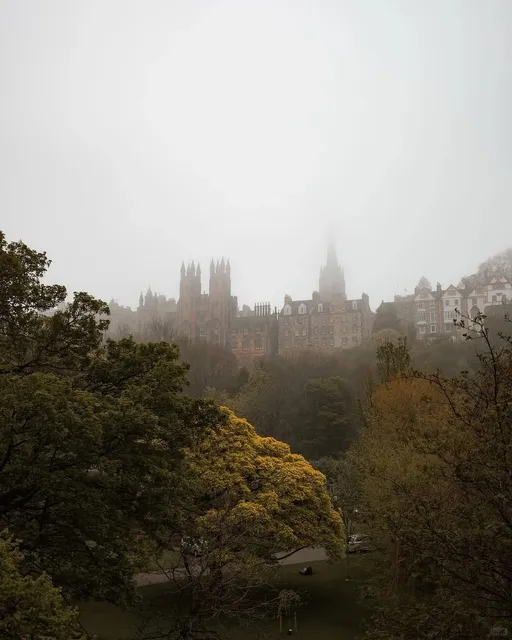 Edinburgh: The Enigmatic Veil of the Foggy Capital 🌁🏰