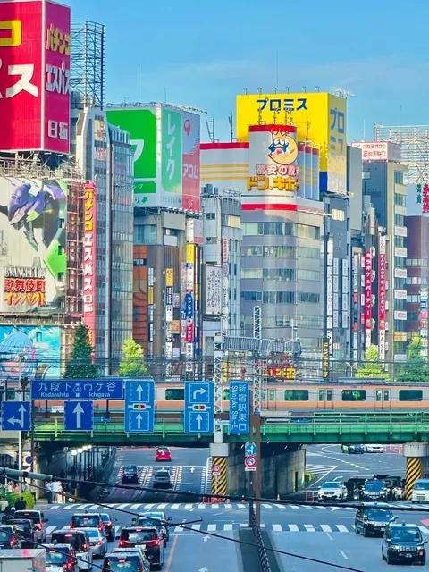 🚏 The Genius Behind These Camera Angles