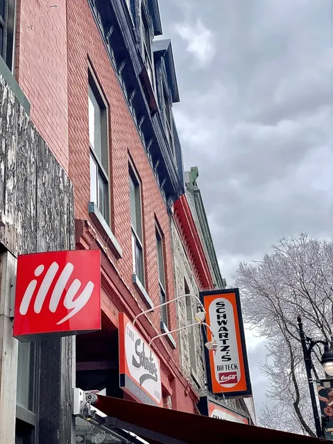 🇨🇦 Montreal Must-Eat: Schwartz's Deli's Legendary Smoked Meat! 🥩🏆