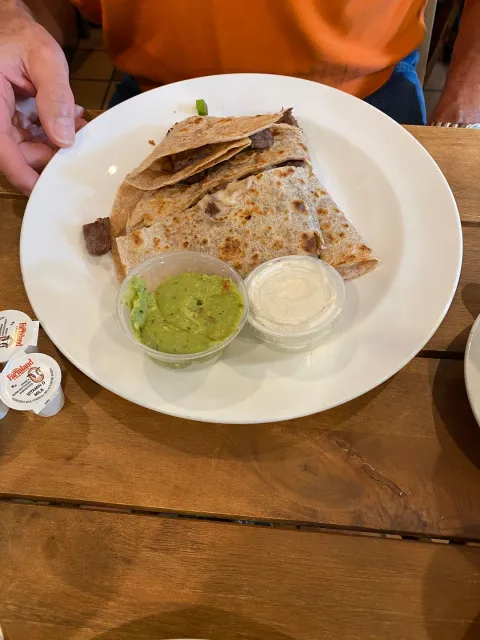 Delicious Food in a Lively Atmosphere! 🍴🎉