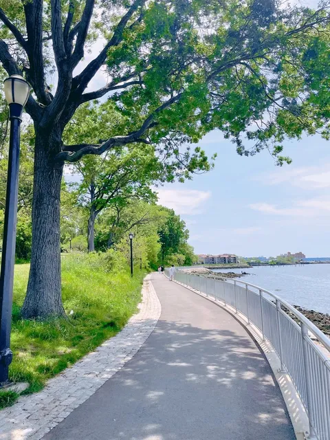 New York | A Pretty Riverside Park in Flushing 🌿