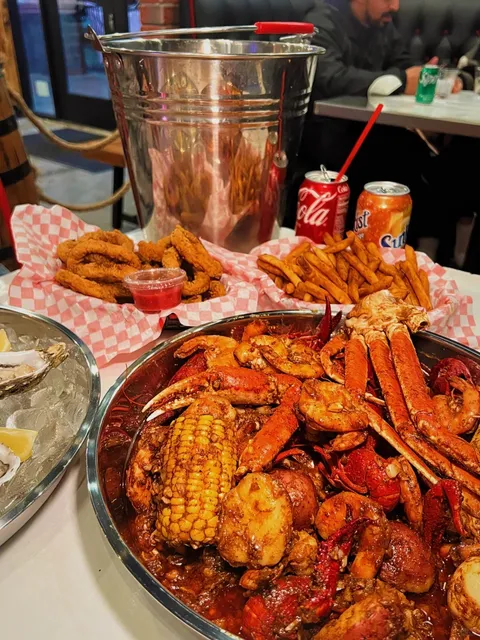  My Mind Almost Short-Circuited When They Poured Out the Seafood… 😱