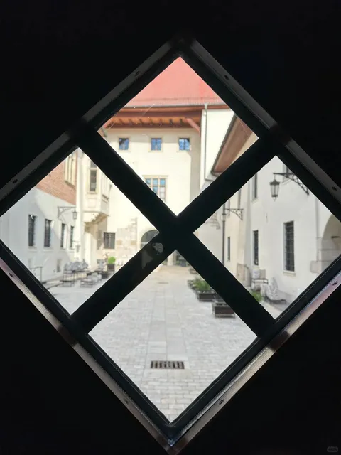 📍 Kraków | Feast Your Eyes on Medieval Art Here​​ 🇵🇱🖼️