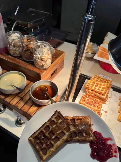 🇫🇯 Fiji Breakfast Showdown: Marriott vs. Sheraton vs. Matamanoa 🍳✨