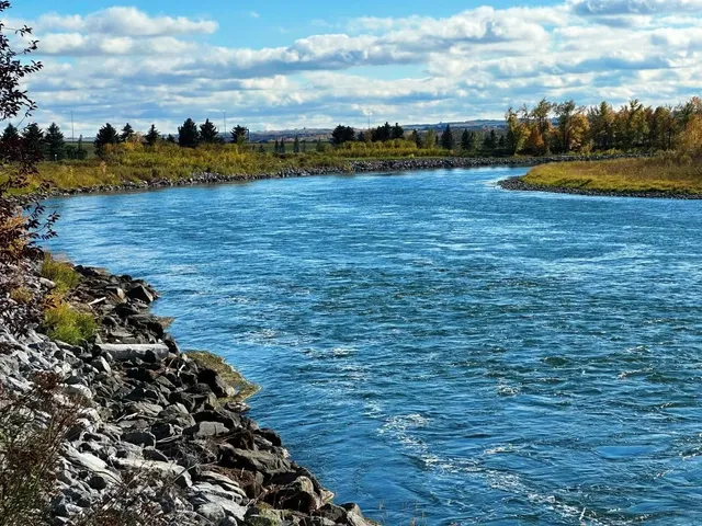 🇨🇦 Fish Creek’s Most Scenic Lakeside Trail Guide