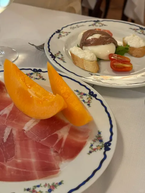 The restaurant right by the Vatican is not expensive at all!! 🍴💰