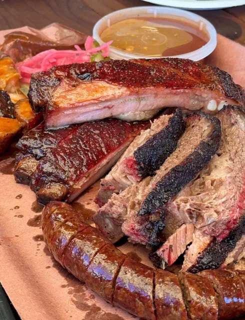 Matt’s BBQ: Smoky, Juicy Brisket That Melts in Your Mouth🥩