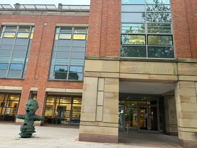 🇬🇧 Queen's University Belfast Campus Tour 🎓✨