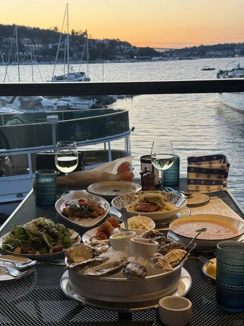 Duke’s Seafood – Lake Union: Seattle's Lakeside Seafood Delight
