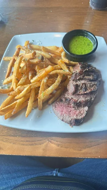 🎩✨ An Absolutely Wonderful Restaurant with Unforgettable Ambiance! ✨