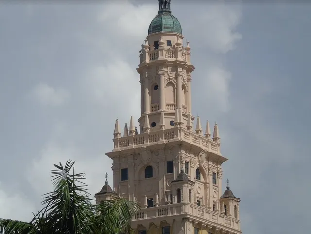 Paradise for Vacation — Miami's Golden Travel Season 🙊