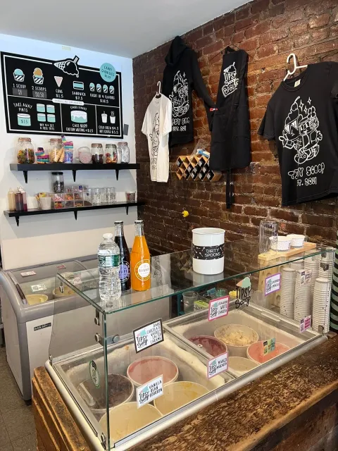 You MUST Try the Chocolate Cookie Sandwich with Coffee Ice Cream! 🍪