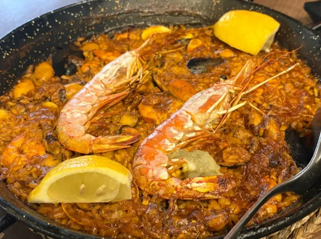 🇪🇸 Malaga | Affordable seafood rice with long lines of locals 🥘