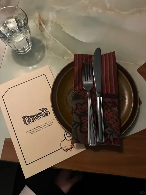 🇨🇦 Toronto's Quirky Gem - Donna's*🍽️✨