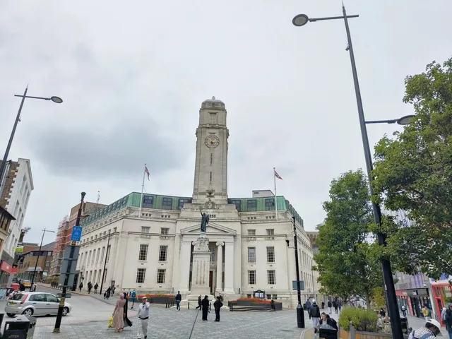 🇬🇧 Charity Shop Hunting in Luton (North London)