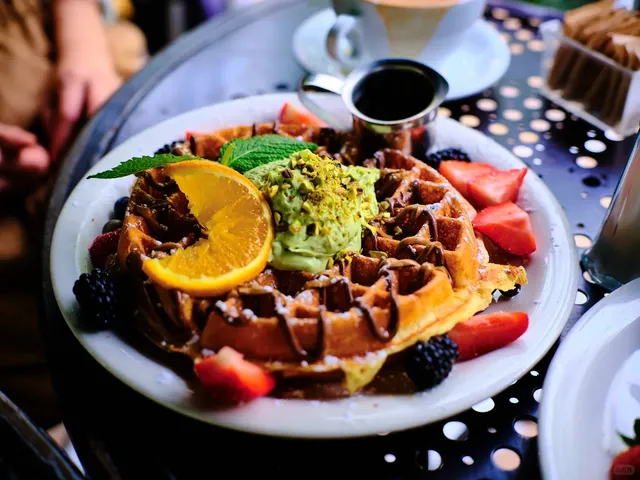 🇺🇸 A Super Local Brunch Spot in LA: Urth Caffé! 🌿☕