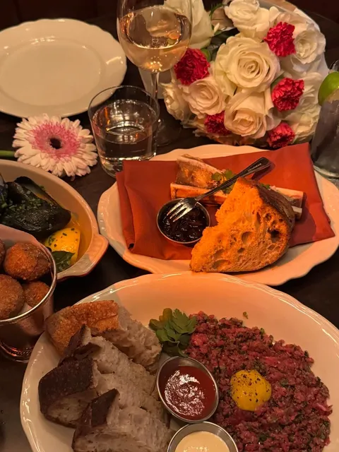 ​​Gilt Bar | Chicago’s Most Photogenic Date Spot! 📸✨​​