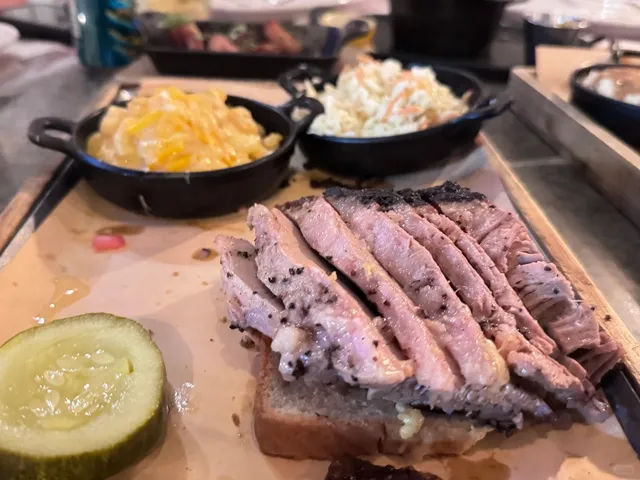 ​​Virgil's BBQ: Where Carnivores Unite in NYC! 🍖🔥​​