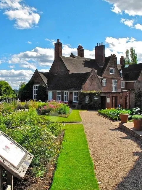 🇬🇧 Just 10 mins from UoB: Birmingham’s Own Secret Garden! ⛲