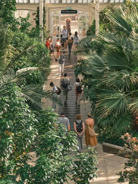 In London! It feels like stepping into a painting world 😻