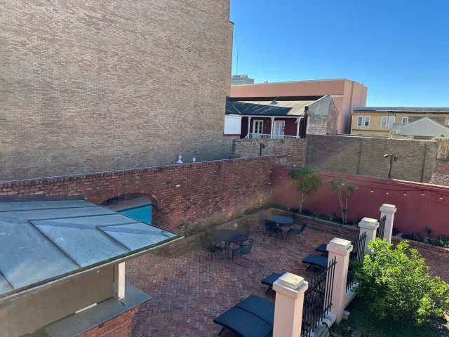 Our French Quarter Oasis: Charming & Central! 🏡💐