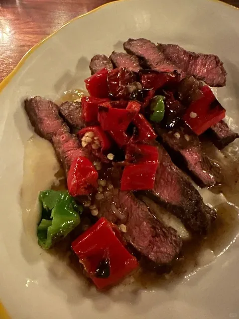 Dusek’s Tavern — A Cozy Neighborhood Spot in Pilsen 🍺✨