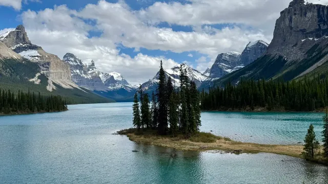 🇨🇦 ​​Maligne Lake Cruise: 60% OFF for a Magical Adventure!​​ 🚣‍♂️✨