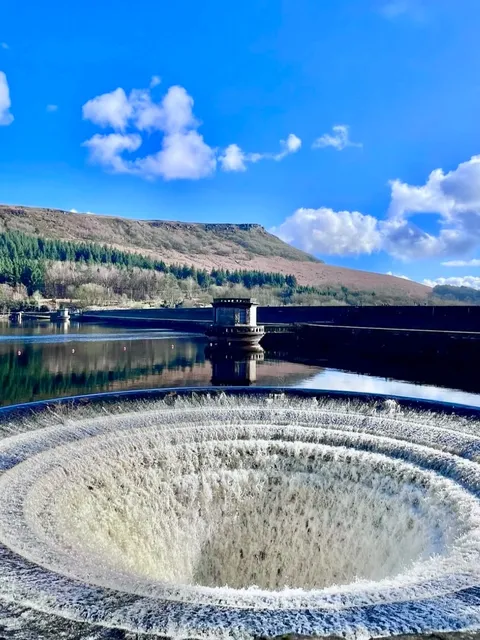 🇬🇧 Ladybower Reservoir: Sheffield’s Secret Water Wonderland! 💦🏞️