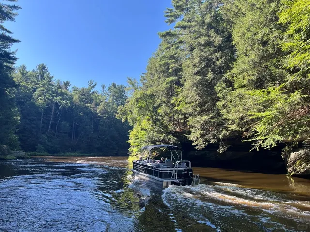 Wisconsin Dells: A Stunning Boat Tour Just 3 Hours from Chicago! 🚤✨