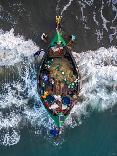 🌙 The "Moon Boats" of Bangladesh: A Morning Ritual