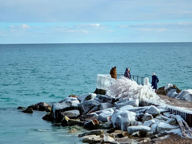 No need to go to Iceland 🇮🇸, Toronto has its own Diamond Beach 💎!
