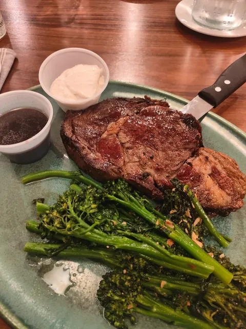  Head to AL's Table at the Airport Hotel! 🍽️✈️