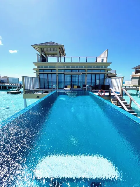 Returning from Vilamendhoo