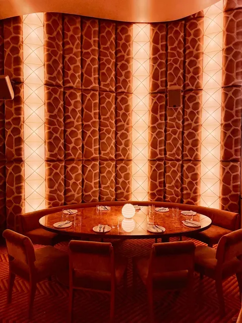 New York's Trendy Giraffe-Themed Bar 🦒 | Obvio