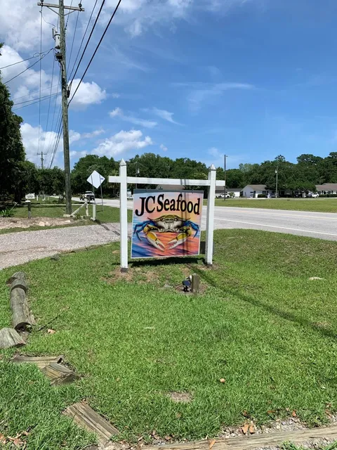 Simply Seafood: Charleston’s Best-Kept Seafood Secret 🦞