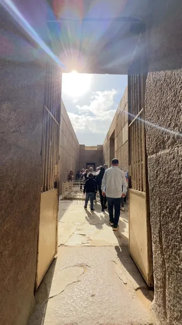 The Valley Temple of Khafre: A Marvel of Ancient Engineering 🏛️✨