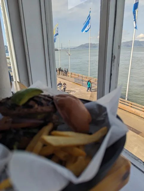 Delicious Food and Amazing Atmosphere! 🌟🍔