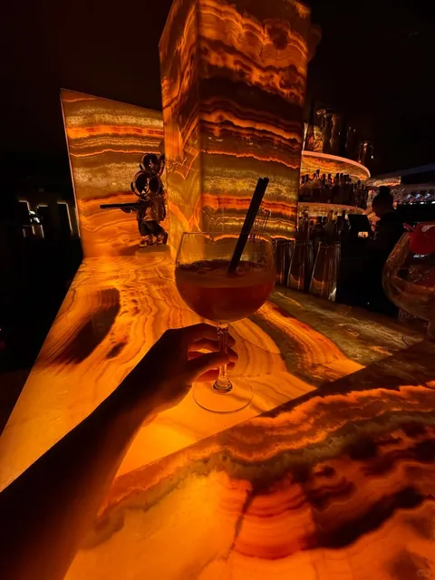 New York's Atmosphere-Enhancing Bar 🌟