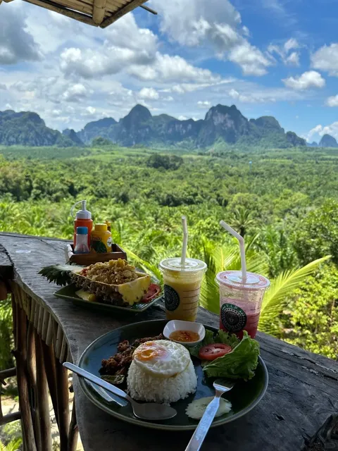 🇹🇭 Krabi’s Hidden Gem: Jungle Breakfast with a View! 🌴☀️
