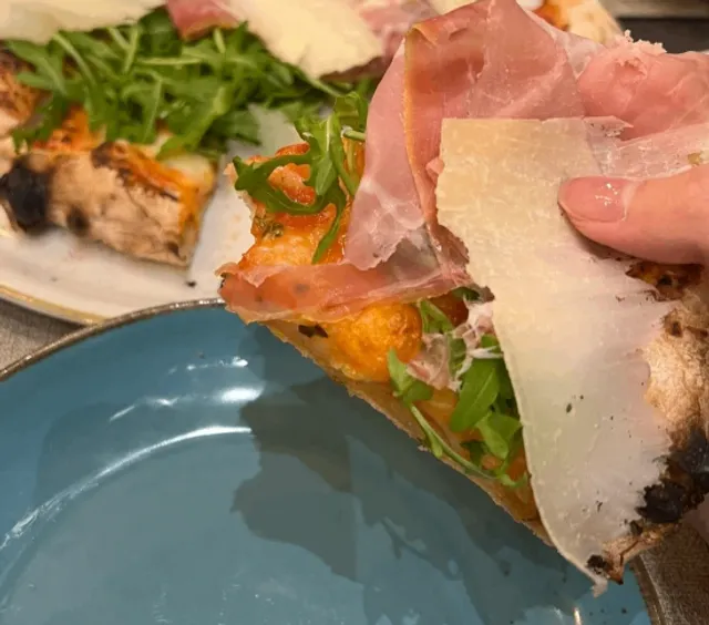 For pizza🍕, this place is the right choice.