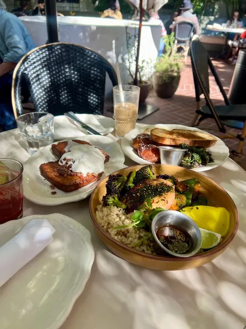 Hollywood’s Most Cozy & Sunny Garden Brunch 🌞🌿  