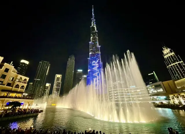 Enjoy the Dubai Fountain at nights