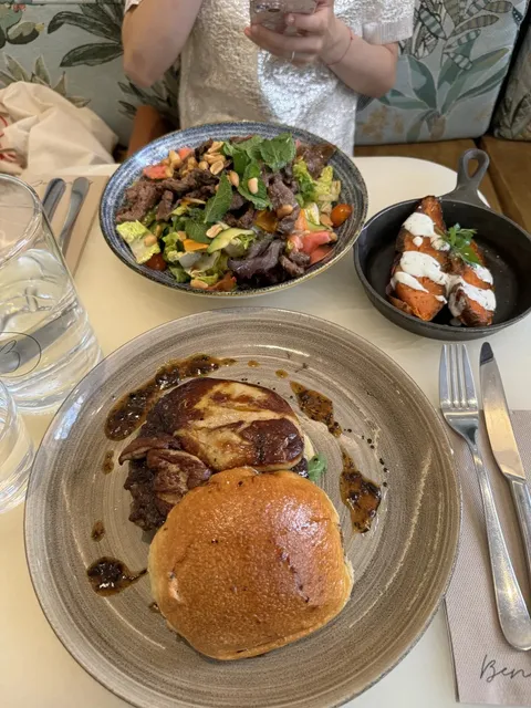 Who hasn't tried the foie gras burger in Paris yet? 🍔