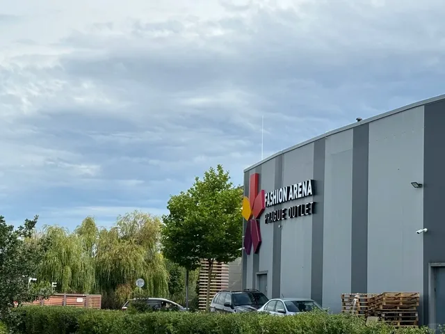 🇨🇿 Prague Outlet Shopping + Tax Refund Guide! 🛍️✨