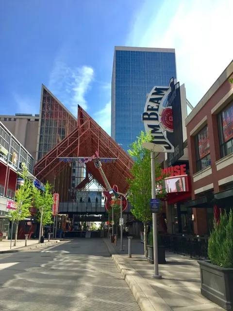 59-Day Road Trip Across 48 States – Day 10: Louisville 🚗🗺️