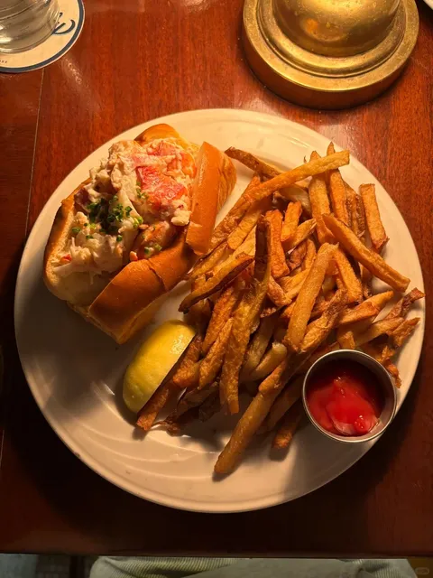 Boston’s Lobster Roll That’ll Make You Swoon! 😍  