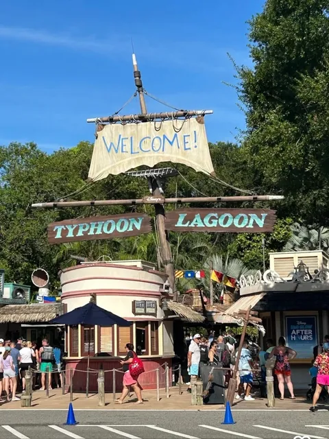 Orlando's MUST-VISIT Water Park! Typhoon Lagoon Guide 🌊🎢